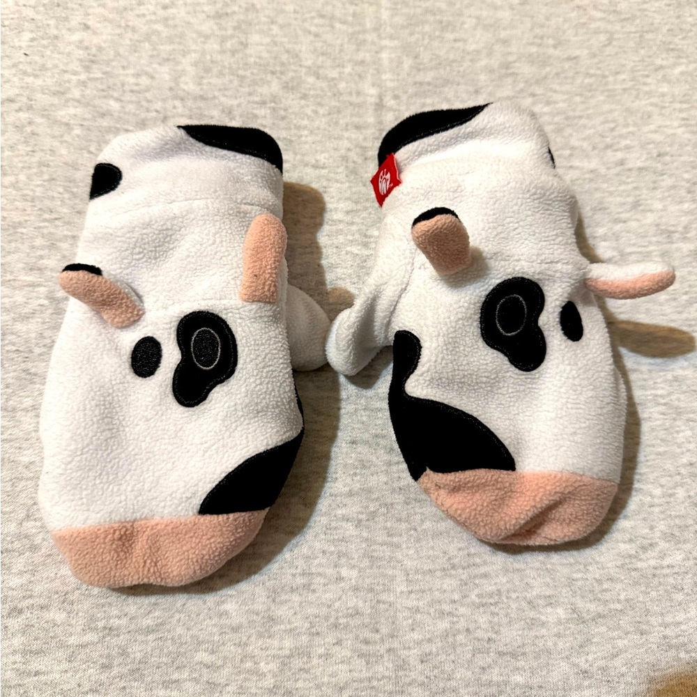 Chick-fil-A “Stories of Evergreen Hills” Cow Mittens- Kids Size Medium 🐄 RARE‎
